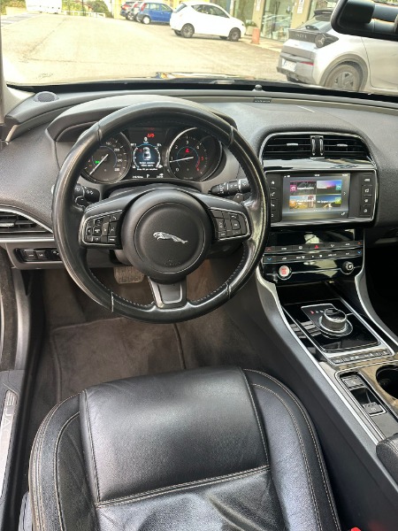 
								JAGUAR XE 2.0 D TURBO 180CV completo									