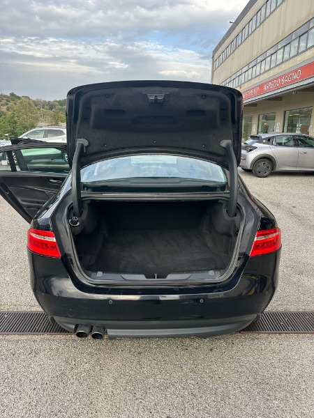 
								JAGUAR XE 2.0 D TURBO 180CV completo									